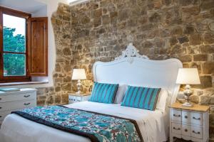 A bed or beds in a room at Residenza le Colline del Paradiso