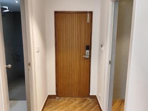drewniane drzwi na środku korytarza w obiekcie GRAND ONE TOWER w mieście Ćennaj