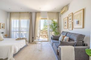 un soggiorno con un letto e un divano di OleHolidays 726 Romana Playa junto al mar a Marbella Altre 25 foto