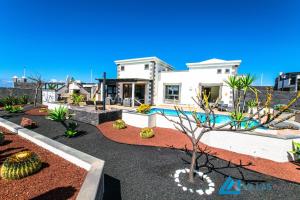 dom z basenem na podwórku w obiekcie Casa Bonita - LH144 By Villas Now Ltd w mieście Playa Blanca