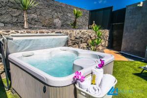 Basen w obiekcie Casa Bonita - LH144 By Villas Now Ltd lub w pobliżu