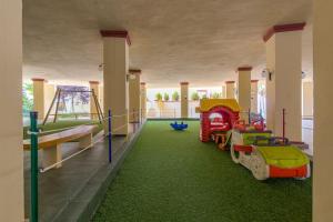 un'area giochi per bambini con un parco giochi con una macchinina di OleHolidays 726 Romana Playa junto al mar a Marbella