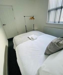 Una cama o camas en una habitación de The Owl Mews