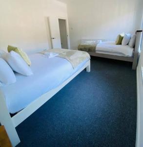 1 dormitorio con 2 camas y sofá en The Owl Mews en Newport