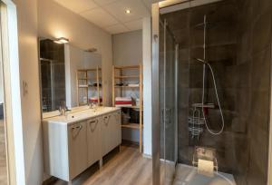 Fotografia z galérie ubytovania Résidence Harmonie Appartement N 1 Haut de gamme Avec Petit Déjeuner v destinácii Néris-les-Bains