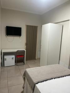 Un televizor și/sau centru de divertisment la HOTEL CASABLANCA