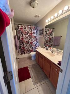 Ванна кімната в Duffy home