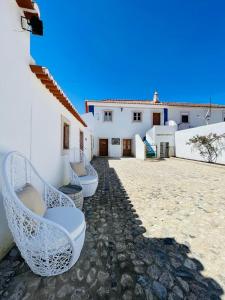 un patio con 2 sillas y un edificio en Paço Marmòris Field, en Sintra