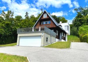 una casa grande con garaje y techo en Ferienhaus Casa Sol en Klagenfurt