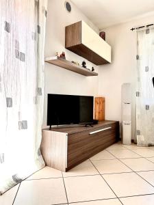 ein Wohnzimmer mit einem Flachbild-TV an der Wand in der Unterkunft Casa Dana in Cavedine