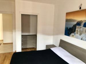 ein Schlafzimmer mit einem Bett und einem Wandgemälde in der Unterkunft Casa Dana in Cavedine