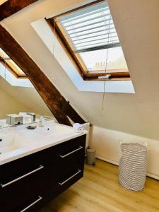 Kúpeľňa v ubytovaní LA CABANE NORMANDE APPARTEMENT 2 à 4 pers + 11 fotografií