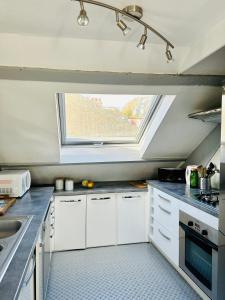 Kuchyňa alebo kuchynka v ubytovaní LA CABANE NORMANDE APPARTEMENT 2 à 4 pers