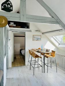 Posedenie v ubytovaní LA CABANE NORMANDE APPARTEMENT 2 à 4 pers