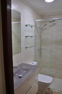 y baño con ducha, lavabo y aseo. en La Marina, en Gijón