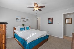 Katil atau katil-katil dalam bilik di Perfect Private Getaway Minutes to Virginia Beach! +4 gambar