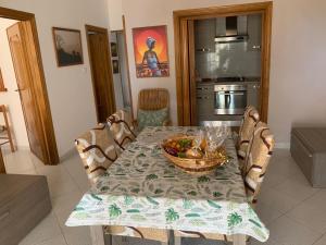 レウカにあるVilla Ciardoのキッチン(テーブル、フルーツボウル付)