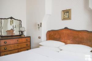 デルヴィオにあるVilla Plinio Lago di Comoのベッドルーム1室(ベッド1台、鏡付きドレッサー付)