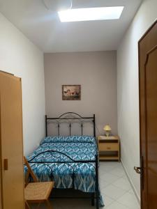 レウカにあるVilla Ciardoのベッドルーム1室(青い掛け布団付きのベッド1台付)