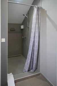 y baño con ducha con cortina púrpura. en Apartments Choice en Velika Gorica