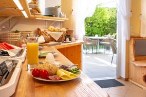 Galeriebild der Unterkunft Hotel am Schwanberg in Rödelsee