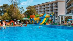 personas en una piscina con tobogán de agua en Prestige Hotel and Aquapark - All inclusive en Golden Sands