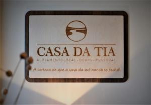 un panneau indiquant une casa da ditailial Revue requise dans l'établissement Casa da Tia Douro, à Peso da Régua