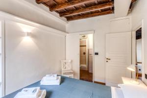 - une chambre avec un lit bleu et un mur blanc dans l'établissement Italianflat- Alla Fontana di Trevi, à Rome 41 autres photos