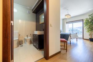 La salle de bains est pourvue d'un lavabo et de toilettes. dans l'établissement Casa da Tia Douro, à Peso da Régua
