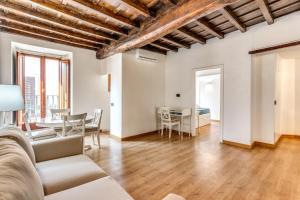 un salon avec un canapé et une table dans l'établissement Italianflat- Alla Fontana di Trevi, à Rome