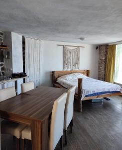 1 dormitorio con mesa de madera y 1 cama en Jaw-Dropping View Villa, en Turgutreis