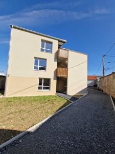 une maison sur une colline avec un balcon dans l'établissement Résidence La Pyro, à Bourges