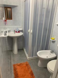 レウカにあるVilla Ciardoのバスルーム(シャワー、洗面台、トイレ付)