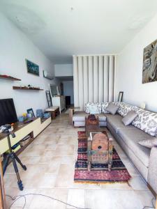 sala de estar con sofá y mesa en Jaw-Dropping View Villa, en Turgutreis