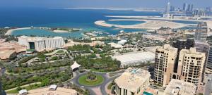 - une vue aérienne sur la ville, l'océan et les bâtiments dans l'établissement Skyline Apartments, à Manama
