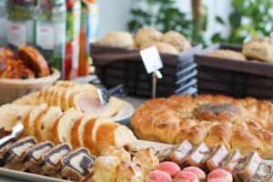 una exposición de diferentes tipos de pasteles y pasteles en Pansion Leggero, en Krk