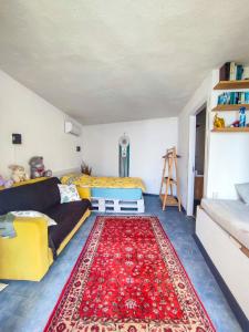 sala de estar con sofá y alfombra roja en Jaw-Dropping View Villa, en Turgutreis
