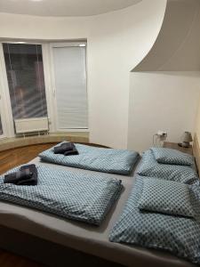 A bed or beds in a room at Kondé Apartments A