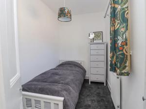 Dormitorio pequeño con cama y vestidor en 4 Pulmans Place en Halifax