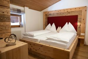 um quarto com uma cama e uma cabeceira em madeira em Ferienhaus Helmuth Oberreiter em Flachau