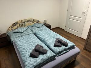 A bed or beds in a room at Kondé Apartments A