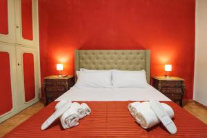 um quarto com uma cama com duas toalhas em Biscione Large Apartment - Campo de Fiori by YourHost em Roma