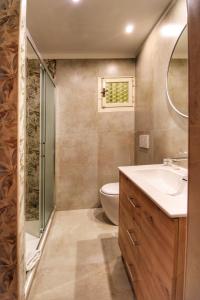 uma casa de banho com um WC, um lavatório e um chuveiro em Biscione Large Apartment - Campo de Fiori by YourHost em Roma