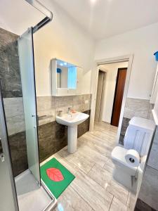 La salle de bains est pourvue d'un lavabo et de toilettes. dans l'établissement Il Rifugio Dei Partenopei, à Naples