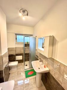 La salle de bains est pourvue d'un lavabo, d'une douche et de toilettes. dans l'établissement Il Rifugio Dei Partenopei, à Naples