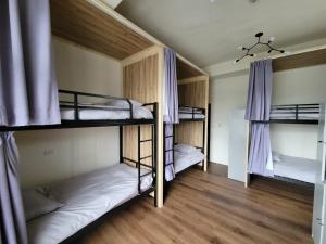 Двуетажно легло или двуетажни легла в стая в 梅園小築民宿