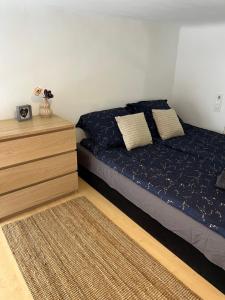 een slaapkamer met een bed en een houten dressoir bij New York Palace Apartment in the downtown in Boedapest
