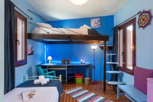 ein Schlafzimmer mit Etagenbett und Schreibtisch in der Unterkunft Ioli's Home - Medieval Town in Rhodos (Stadt)