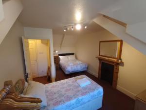 Una cama o camas en una habitación de Westbourne Guest House