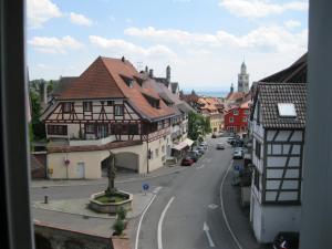 een uitzicht vanuit een raam van een stad met gebouwen bij Ferienwohnung Haus Sofi in Überlingen